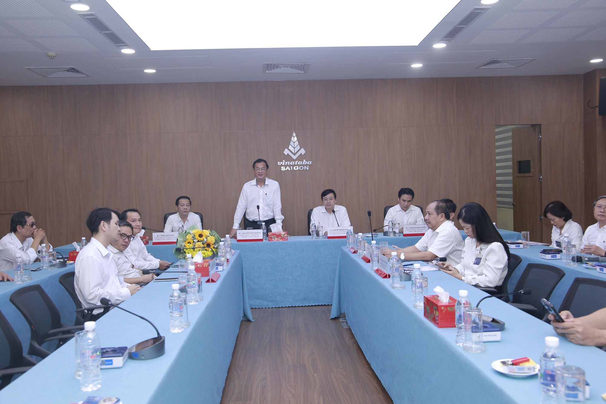 Ông Nguyễn Duy Khánh - Thường vụ Đảng ủy, Thành viên Hội đồng Thành viên Tổng công ty Thuốc lá Việt Nam phát biểu chỉ đạo và giao nhiệm vụ cho Trưởng Ban Kiểm soát mới